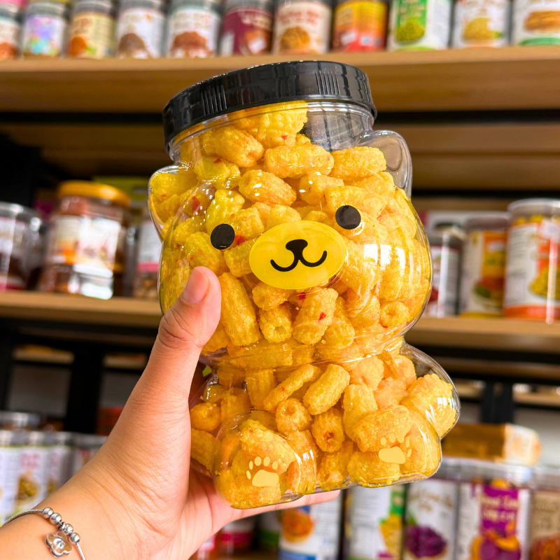 Nui Vàng Chiên Tỏi Ớt Đậm Vị 330g - Hũ Gấu Lớn phù hợp để tham khảo khi chọn Đồ ăn vặt tổng hợp