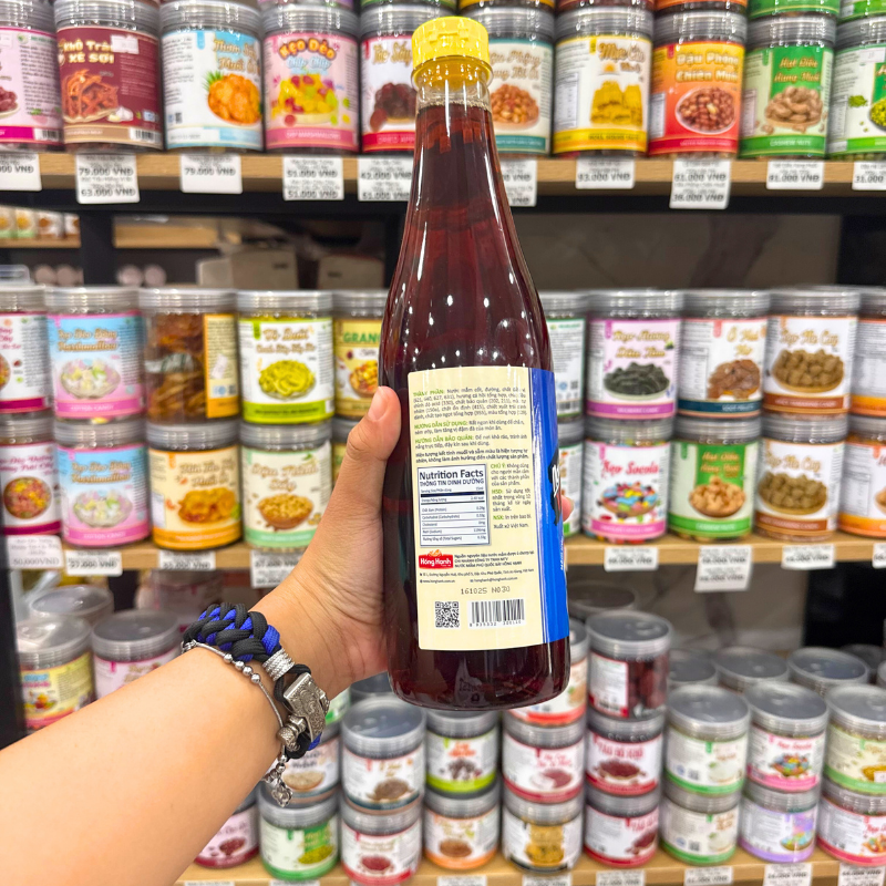Mặt sau chai với phần thông tin sản phẩm và hướng dẫn sử dụng