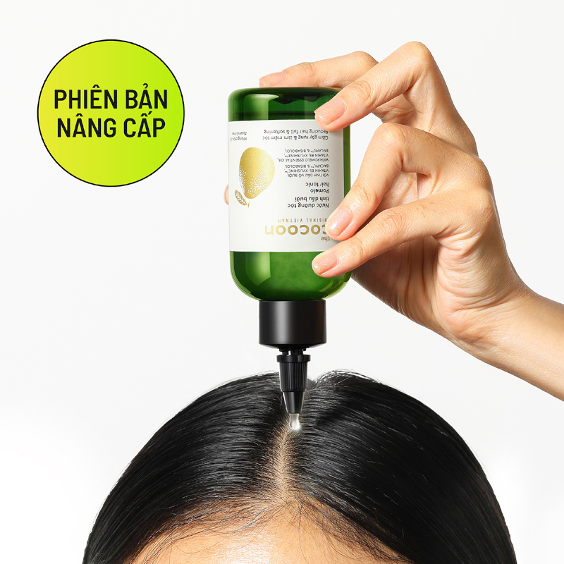 Minh họa cách chấm đầu vòi trực tiếp lên da đầu