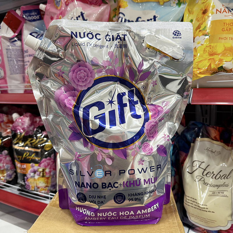 Mặt trước túi nước giặt với thiết kế Silver Power và hương Ambery