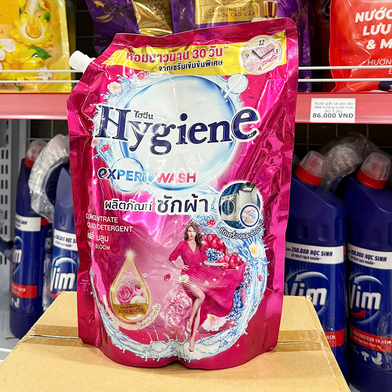 Mặt trước túi nước giặt màu hồng với tên dòng Expert Wash và hương Lovely Bloom