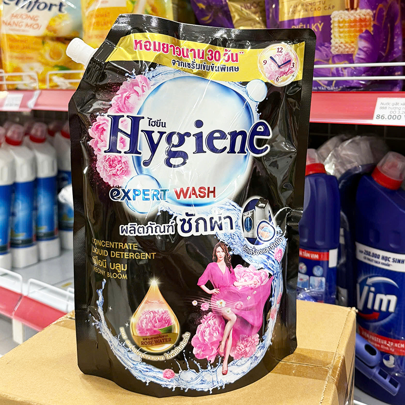 Mặt trước túi nước giặt với nhận diện dòng Expert Wash và hương hoa mẫu đơn