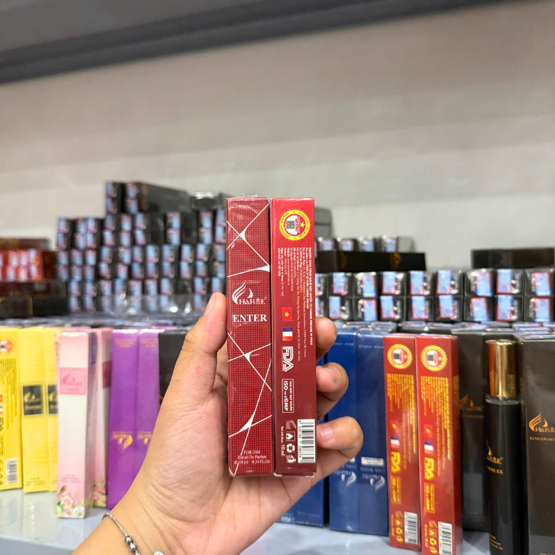 Mặt bên hộp với thông tin in trên bao bì và mã vạch