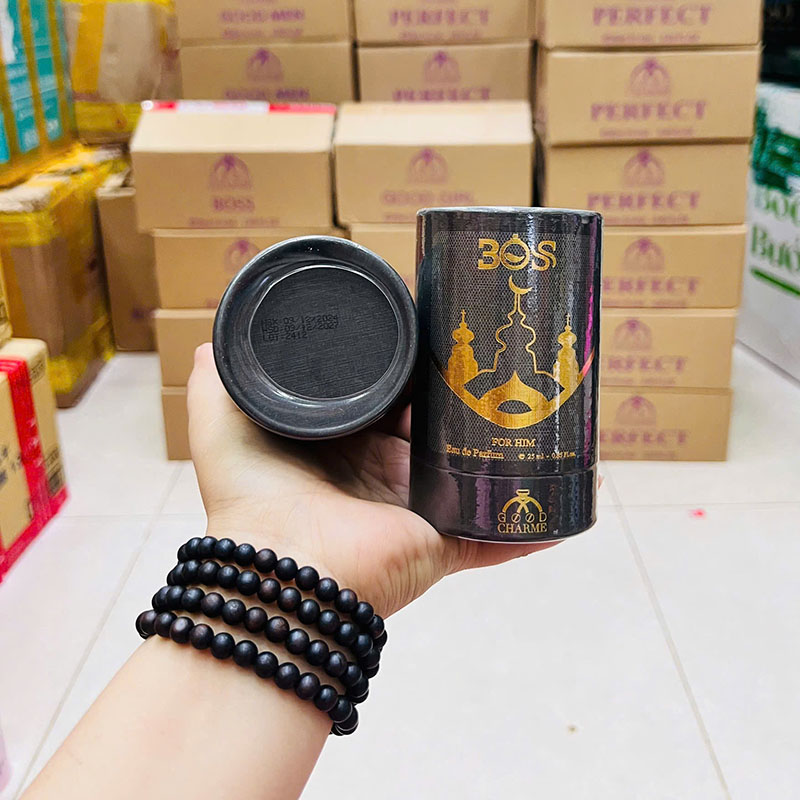 Hộp sản phẩm cầm tay, thể hiện rõ dung tích 25ml