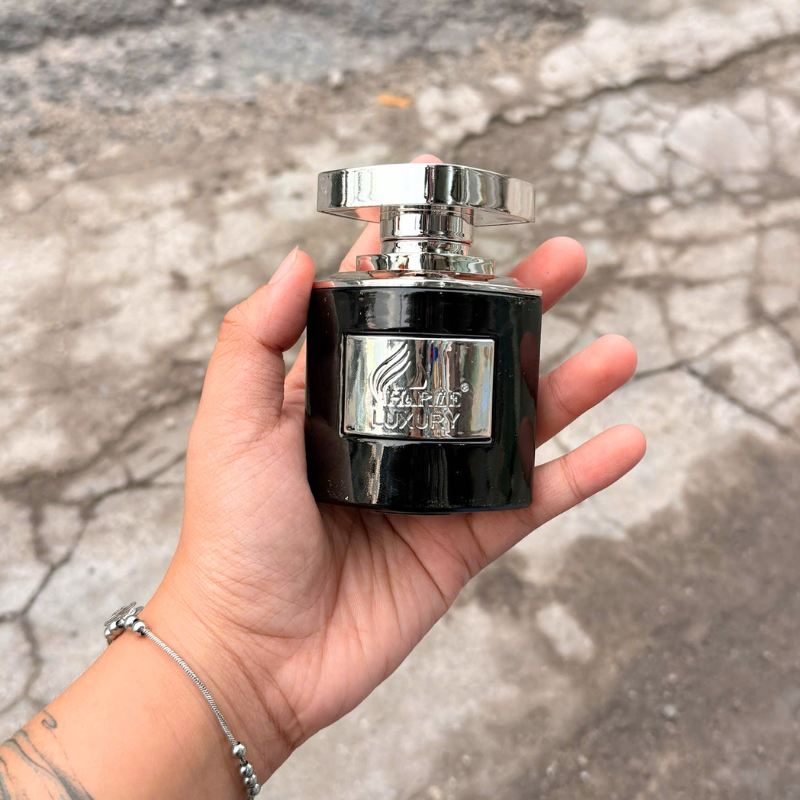 Chai Charme luxury tông đen bạc cầm gọn trong lòng bàn tay