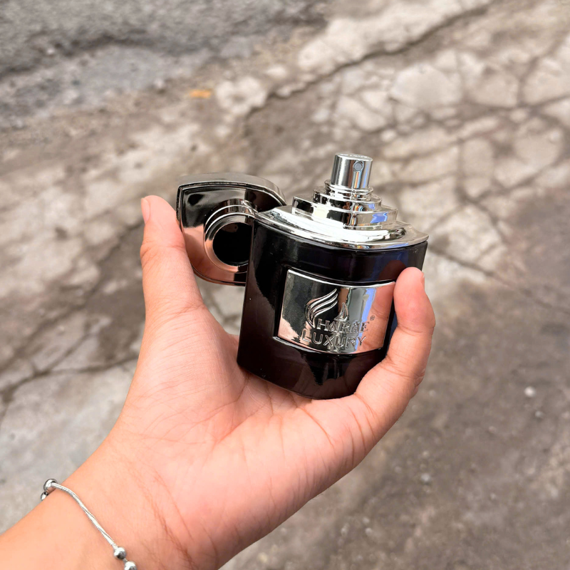 Nắp đã mở, đầu xịt lộ rõ để minh họa thao tác sử dụng