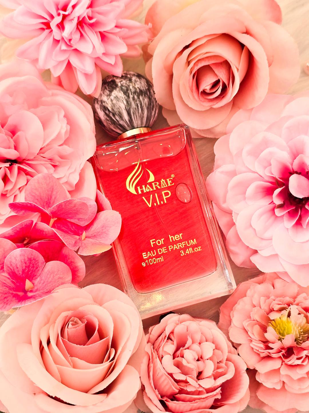 Cận cảnh chai Charme V.I.P tông đỏ nổi bật, phong cách sang trọng