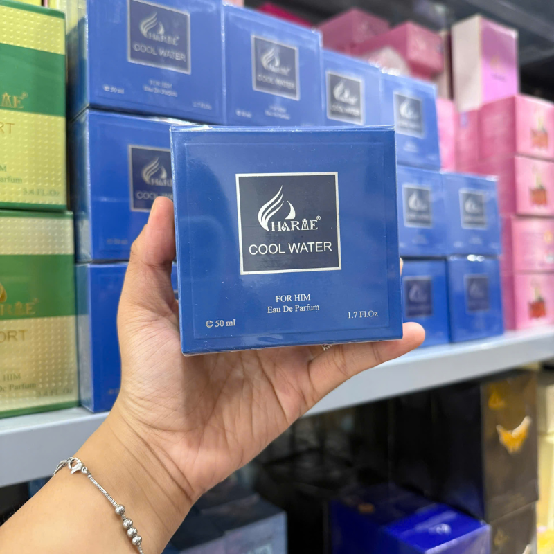 Cận cảnh chai nước hoa và hộp trên tay