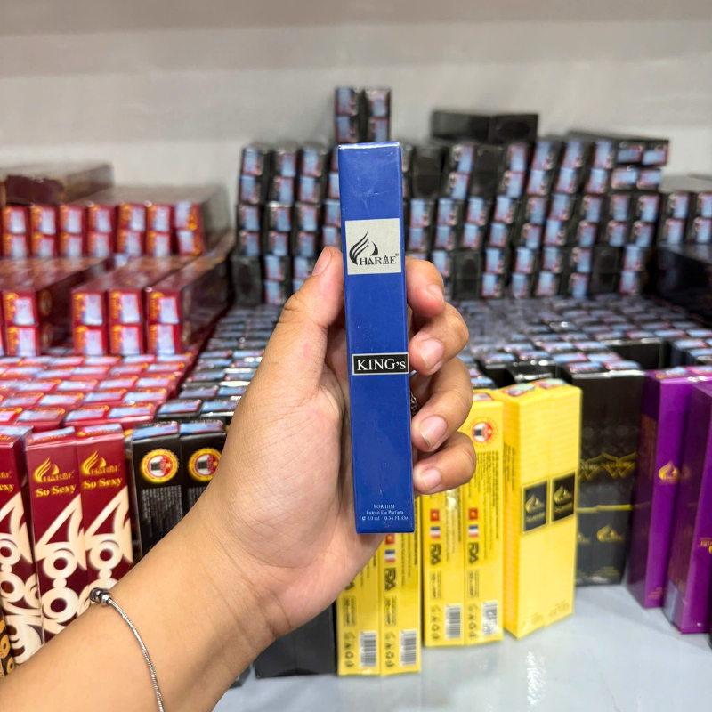 Mặt trước hộp màu xanh với tên Charme King's