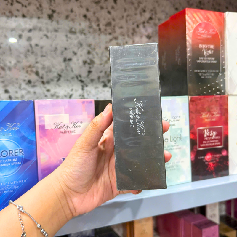 Góc bên hông hộp, cho thấy thiết kế bao bì màu đen
