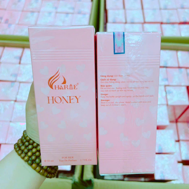 Hộp và chai màu hồng pastel của sản phẩm