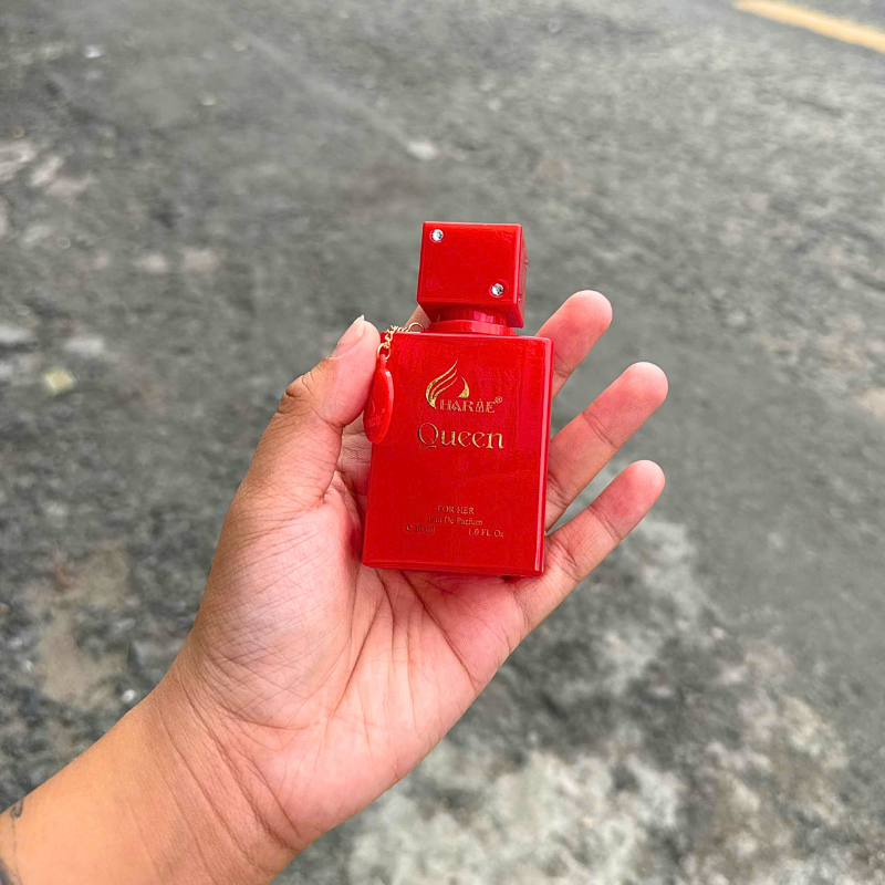 Chai đỏ 30ml cầm gọn trong lòng bàn tay, tiện mang theo