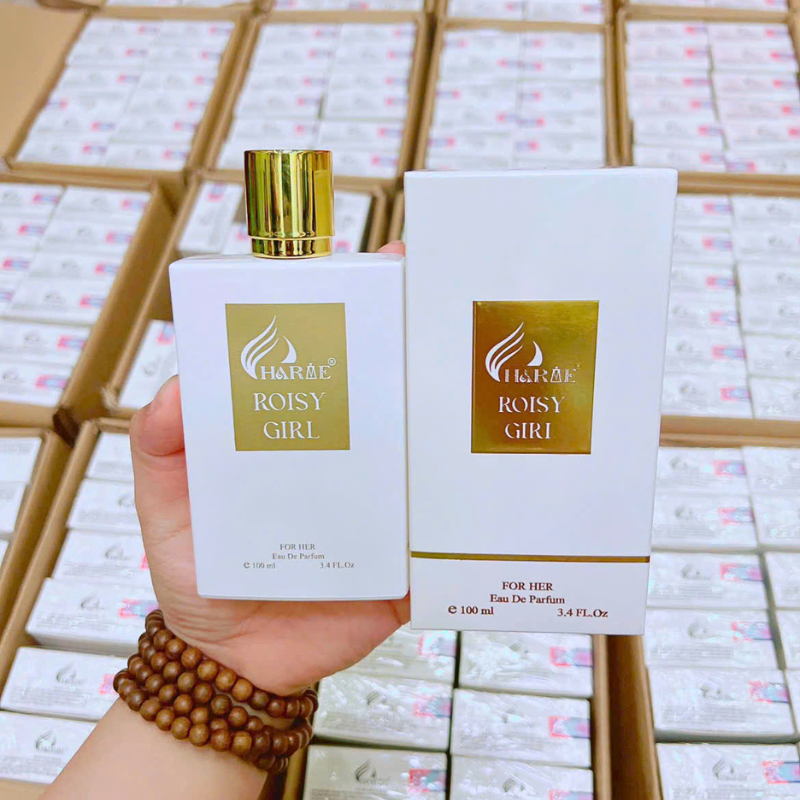 Ảnh cầm tay thể hiện rõ chai nước hoa và hộp giấy đi kèm