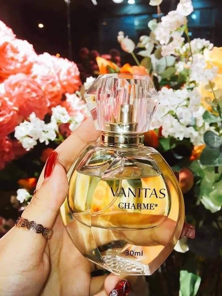 Kiểu dáng chai cầm tay gọn gàng, nữ tính