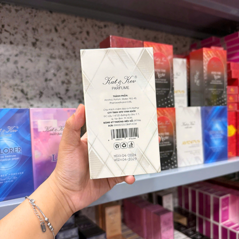 Mặt sau hộp với thông tin thành phần và hạn dùng