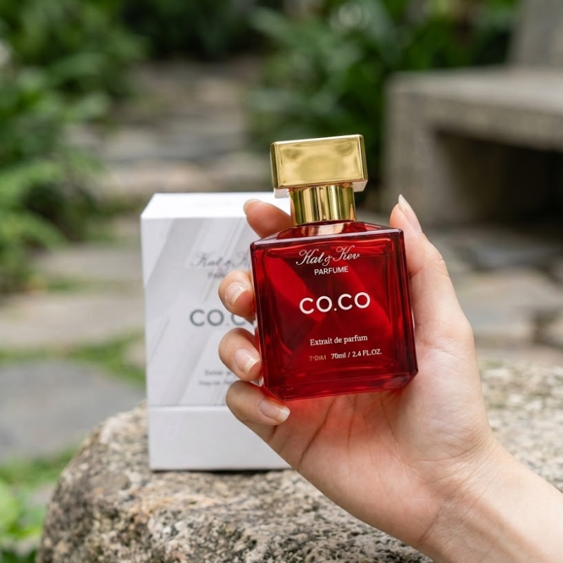 Lọ nước hoa đỏ 70ml với nắp vàng ánh kim