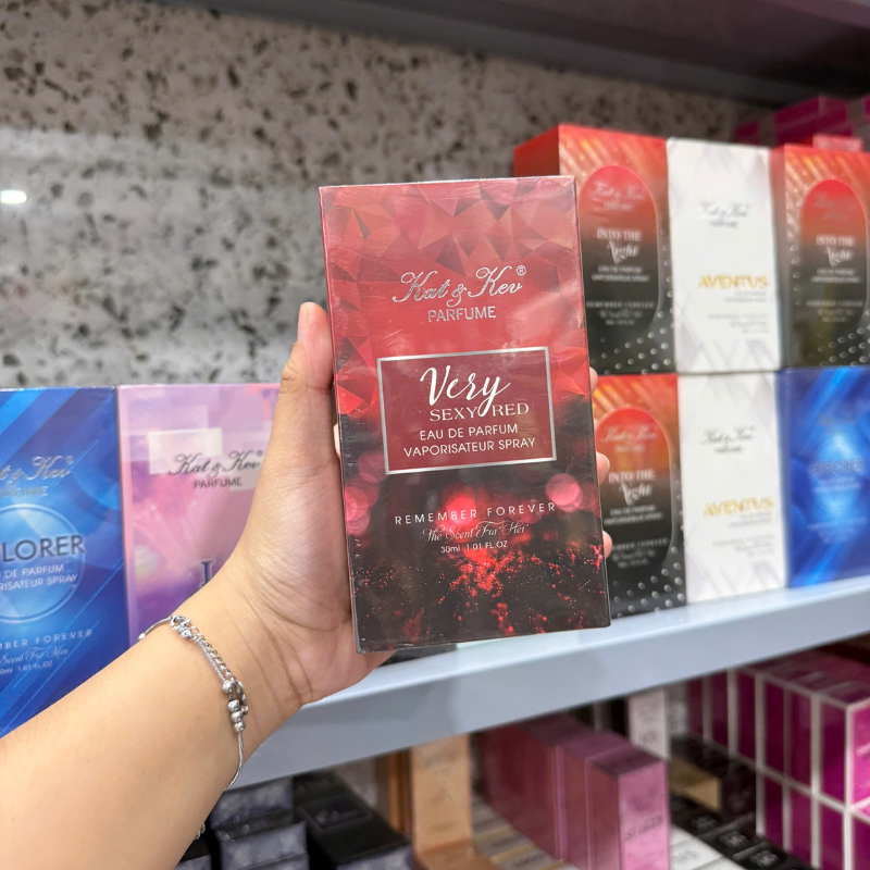 Hộp Very Sexy Red cầm tay, thấy rõ mặt trước bao bì