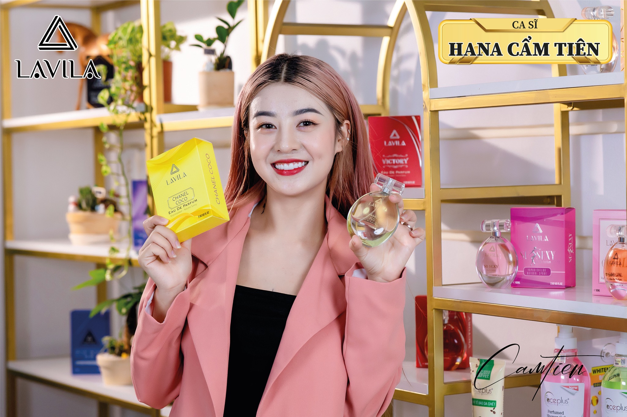 Hình ảnh cầm chai và hộp sản phẩm minh hoạ cách dùng dạng xịt