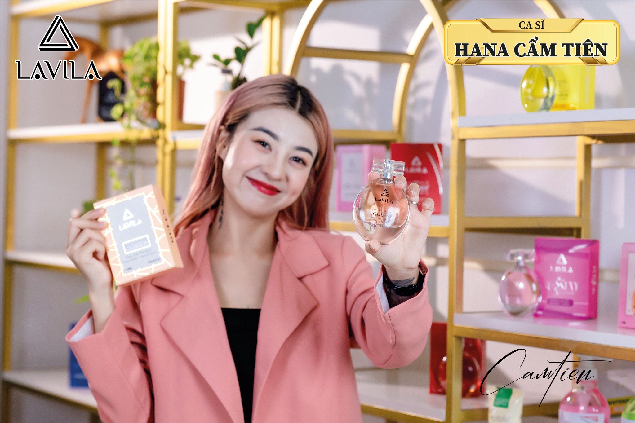 Hình cầm chai và hộp sản phẩm phù hợp khi giới thiệu cách dùng