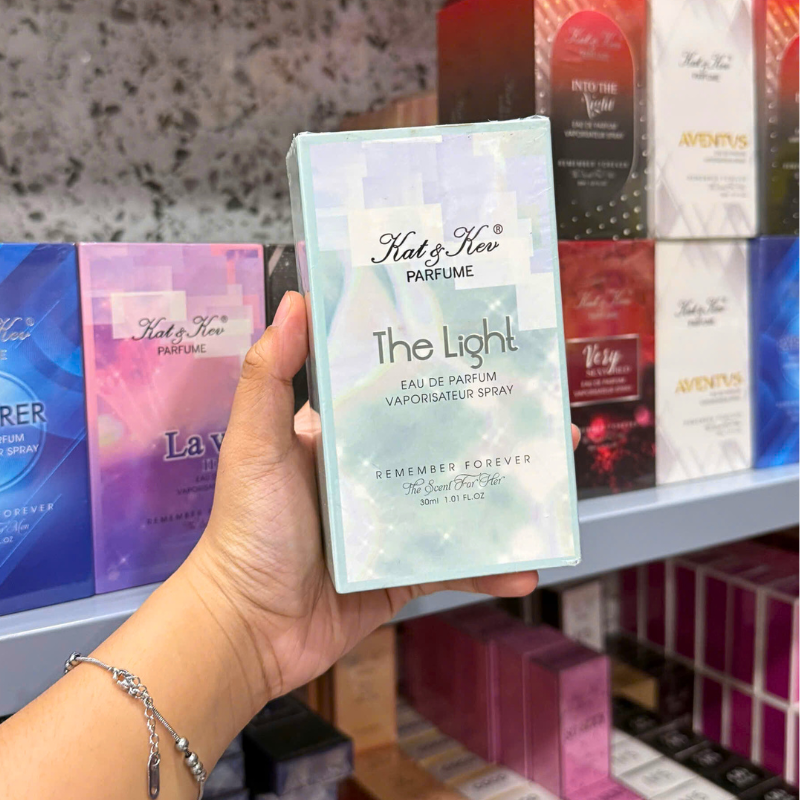 Mặt trước hộp với tên mùi The Light và nồng độ Eau De Parfum