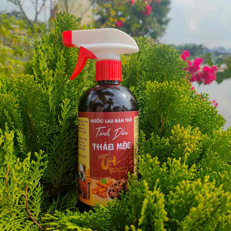 Chai xịt nước lau bàn thờ với nhãn thảo mộc