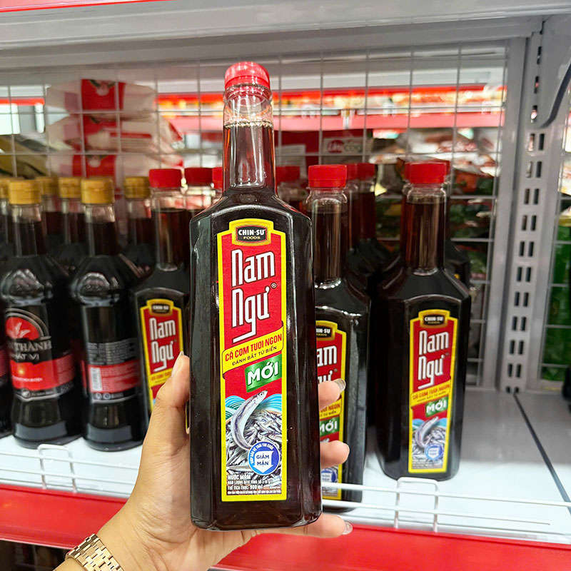 Mặt trước chai với nhãn sản phẩm dễ nhận diện
