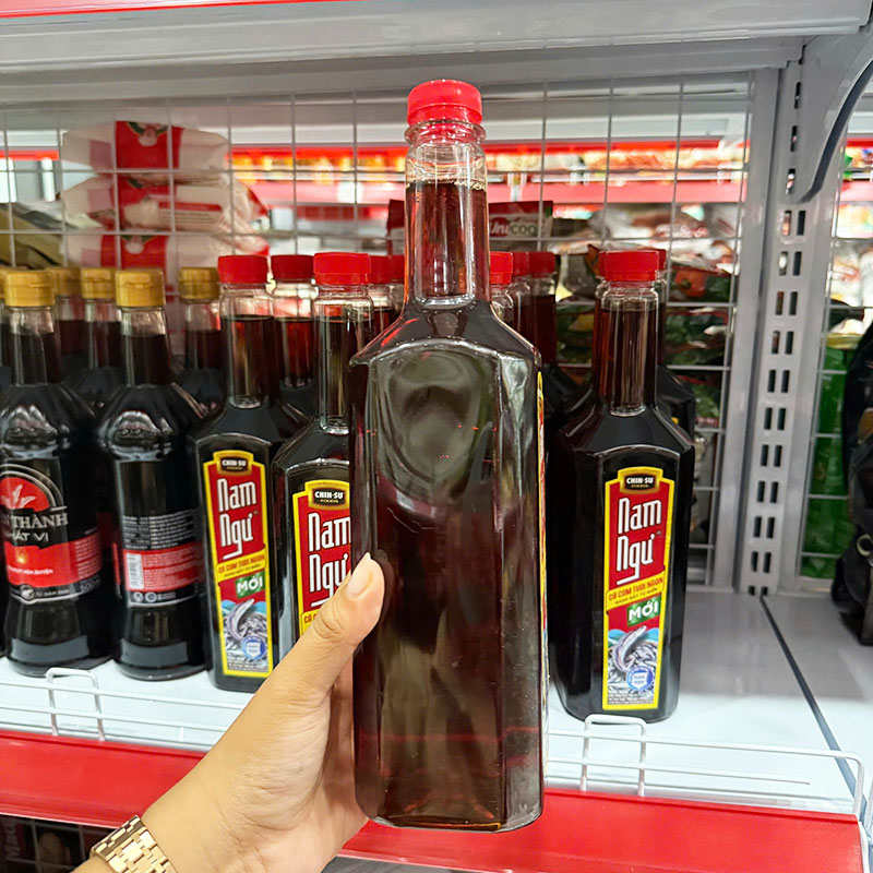 Dáng chai cao, thân vuông cạnh cầm chắc tay