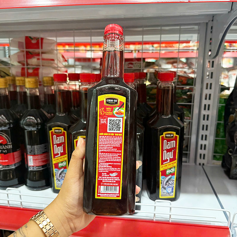 Mặt sau chai với thông tin sản phẩm in trên nhãn