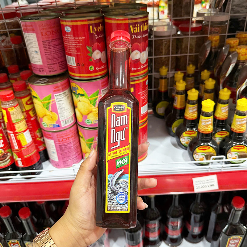 Mặt trước chai với nhãn Nam Ngư nổi bật