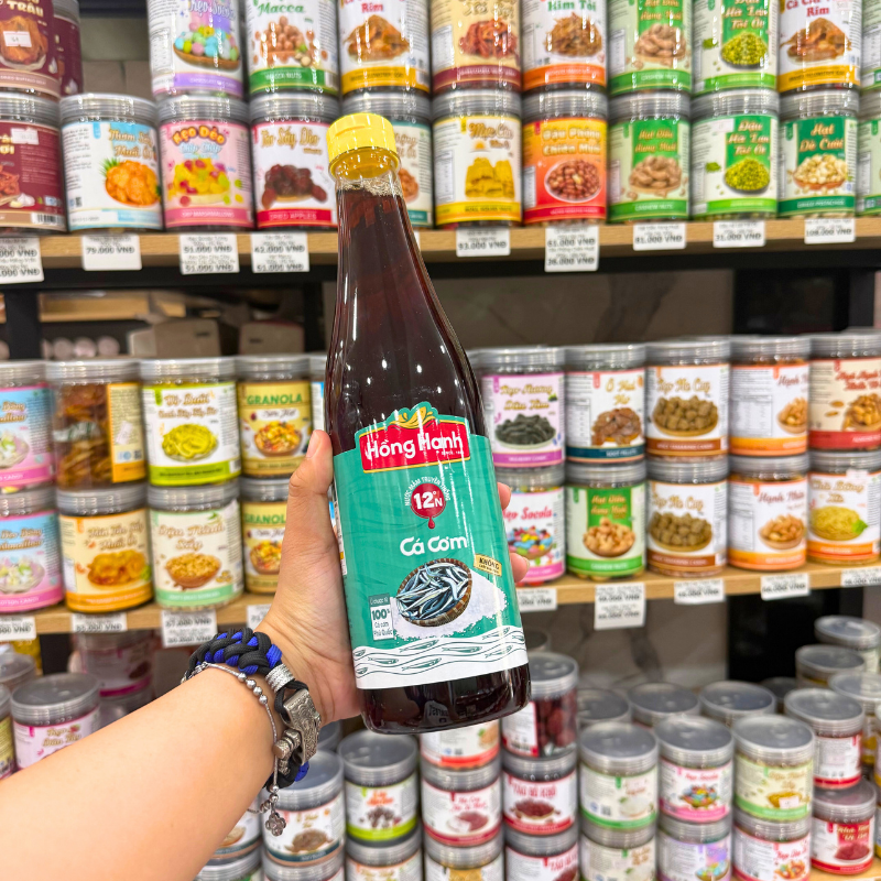 Mặt trước chai với nhãn Hồng Hạnh và dòng cá cơm