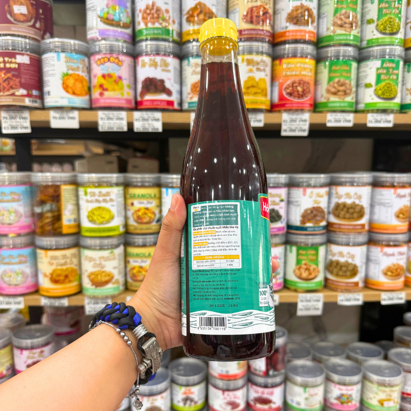 Mặt sau chai với phần thông tin sản phẩm trên nhãn