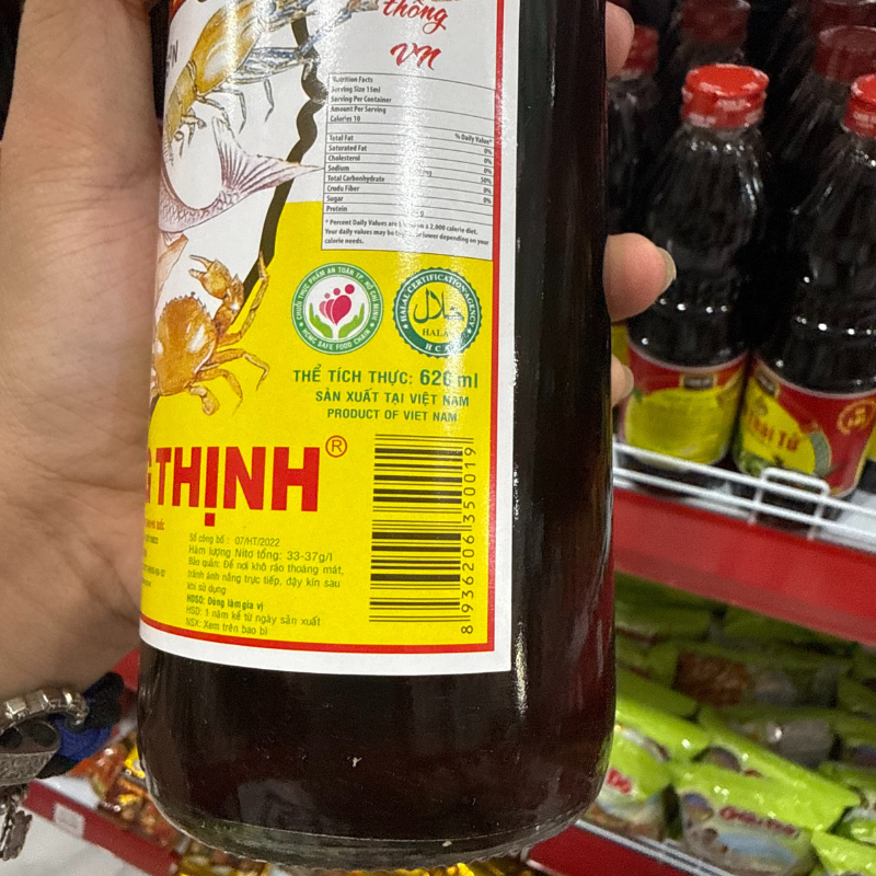 Cận cảnh phần nhãn ghi thể tích thực và thông tin bảo quản