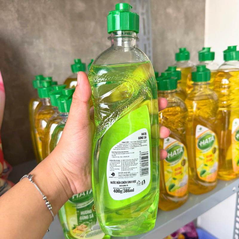 Mặt sau chai có thông tin quy cách và nhãn sản phẩm