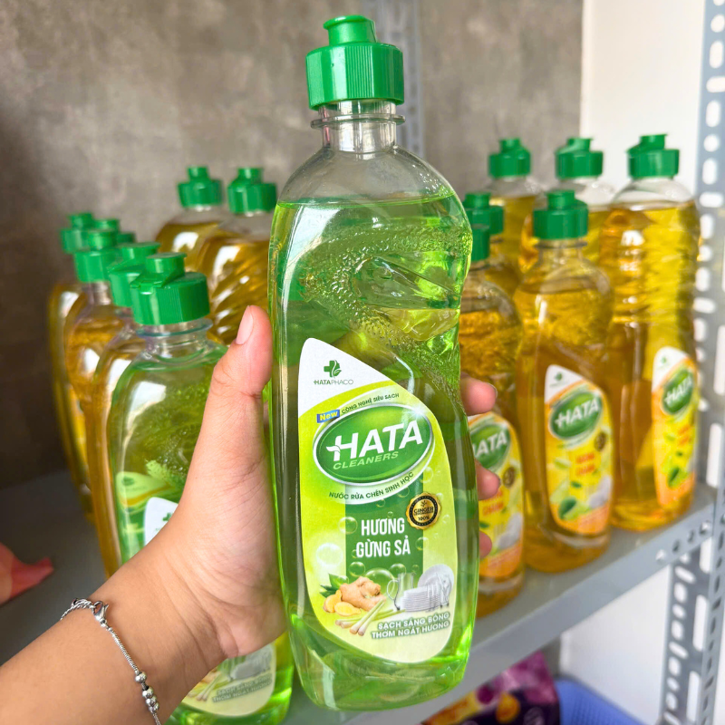 Mặt trước chai với nhãn Hata Cleaners hương gừng sả