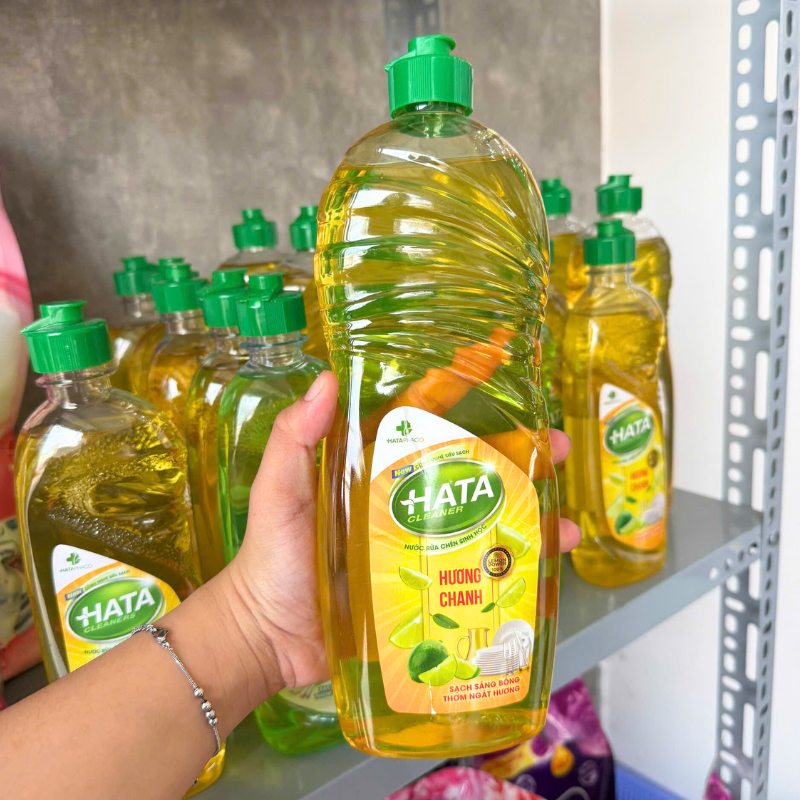 Thiết kế chai cầm tay gọn, nắp bật tiện dùng