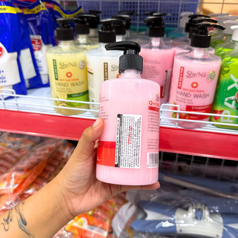 Mặt bên chai với tem thông tin và mã vạch