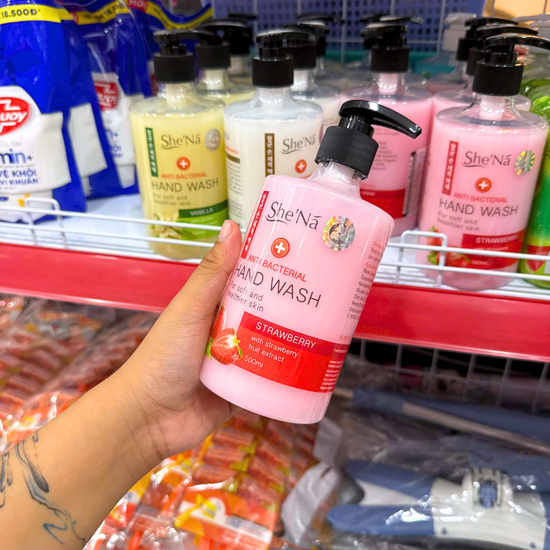 Phiên bản màu hồng hương Strawberry nổi bật trên kệ
