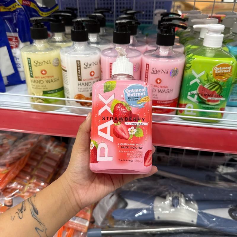 Mặt trước chai với hương dâu và dung tích 600ml
