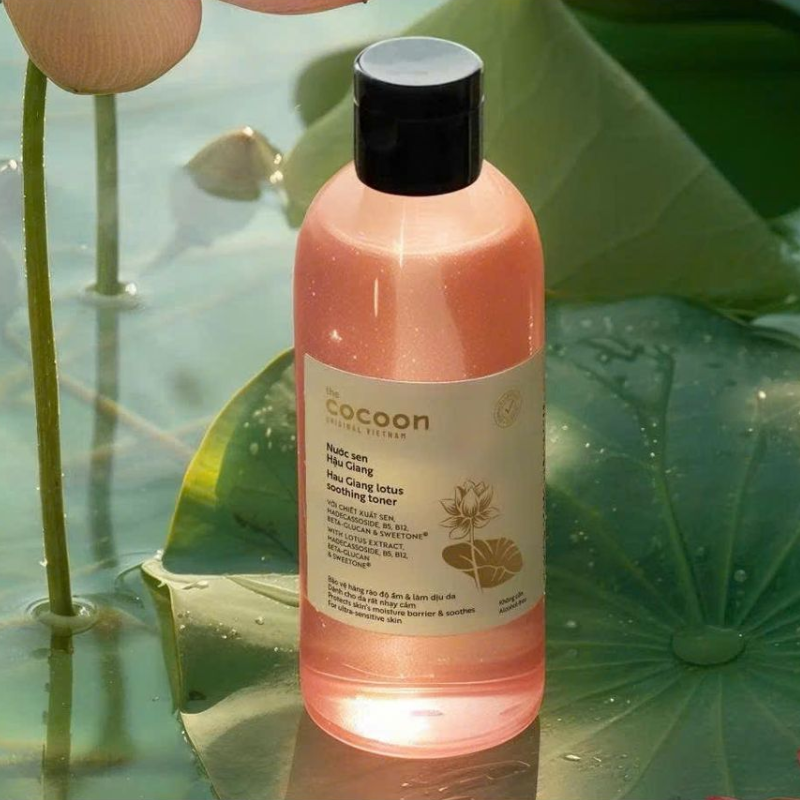 Nước Sen Hậu Giang Toner Cocoon 310ml Dành Cho Da Nhạy Cảm Hỗ Trợ Cấp Ẩm Phục Hồi Da