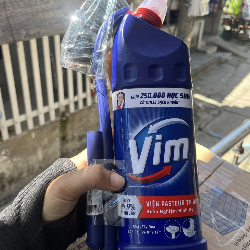 Hình thực tế chai 880ml kèm 1 cây cọ bồn cầu