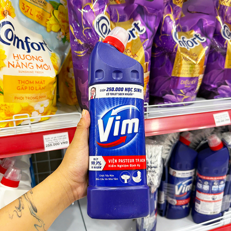 Mặt trước chai với thiết kế cổ cong dễ cầm nắm