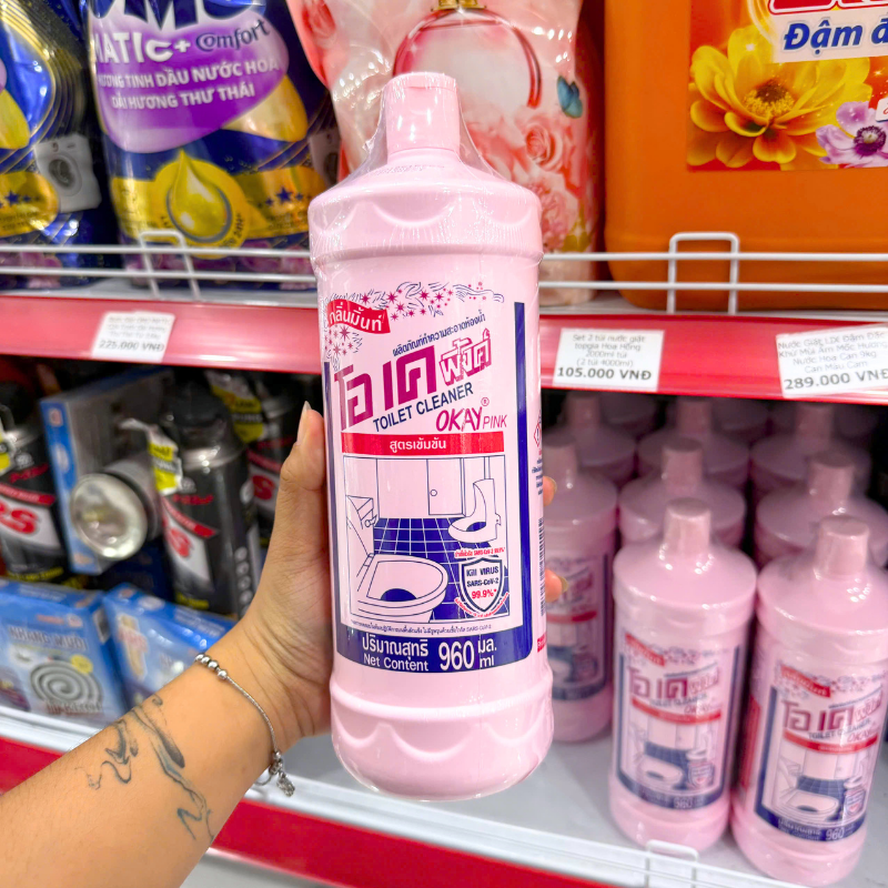 Mặt trước chai với dung tích 960ml và nhận diện màu hồng đặc trưng