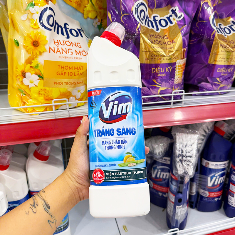 Mặt trước chai với thiết kế cổ cong và nhãn hương chanh sả dịu mát