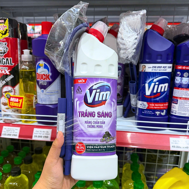 Hình ảnh trọn bộ chai gel màu tím và cọ bồn cầu đi kèm
