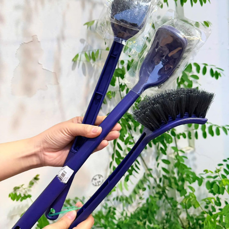 Nước Tẩy Bồn Cầu Vim Trắng Sáng Màu Tím 880ml Tặng 1 Cây Cọ Bồn Cầu