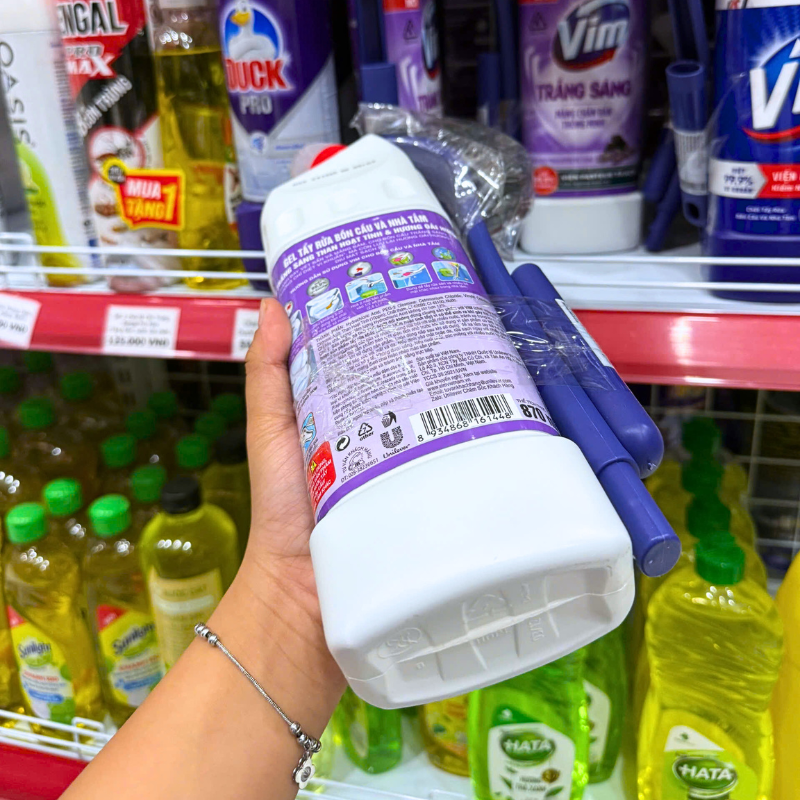 Nước Tẩy Bồn Cầu Vim Trắng Sáng Màu Tím 880ml Tặng 1 Cây Cọ Bồn Cầu