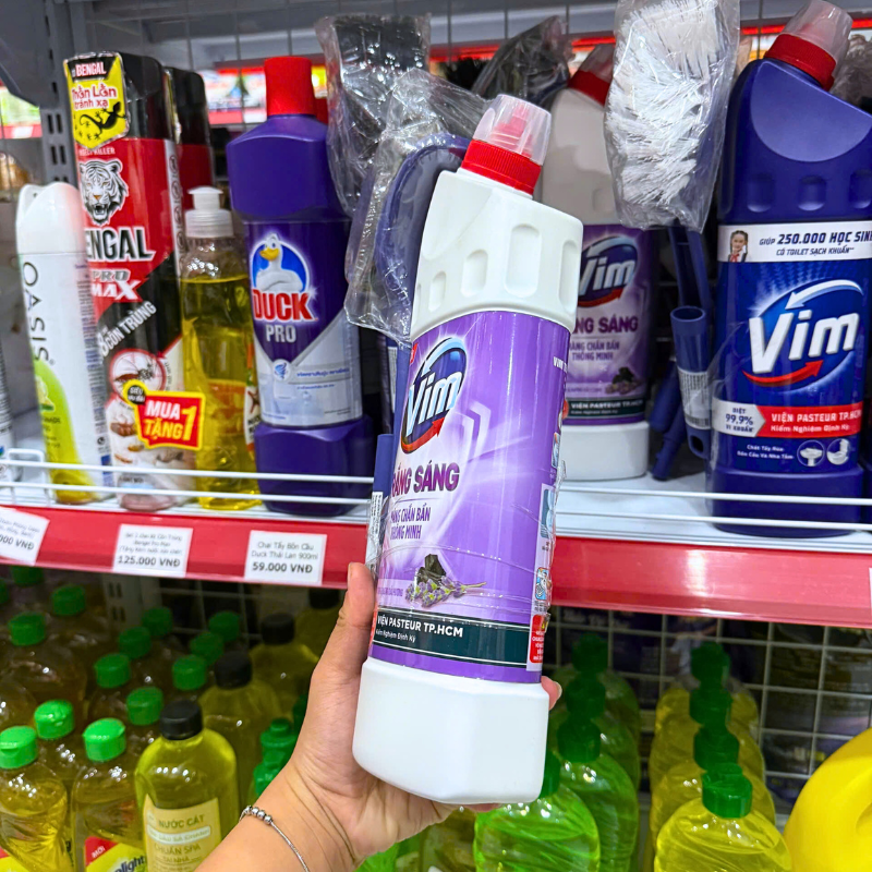 Nước Tẩy Bồn Cầu Vim Trắng Sáng Màu Tím 880ml Tặng 1 Cây Cọ Bồn Cầu