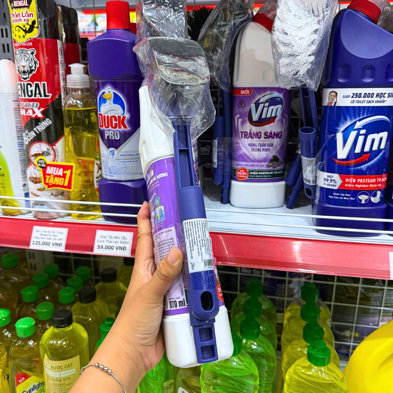 Nước Tẩy Bồn Cầu Vim Trắng Sáng Màu Tím 880ml Tặng 1 Cây Cọ Bồn Cầu