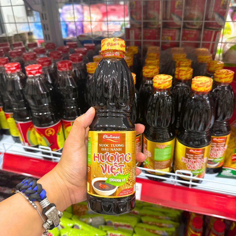 Hình chai với nhãn mặt trước dễ nhận diện