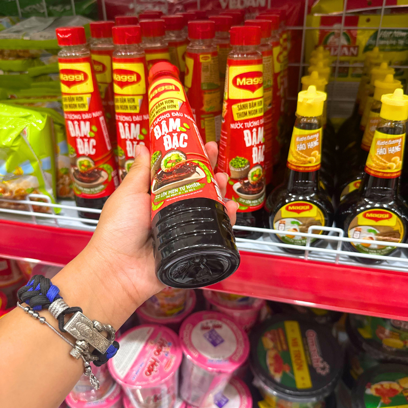 Hình chai mặt trước với nhãn đậm đặc dễ nhận biết
